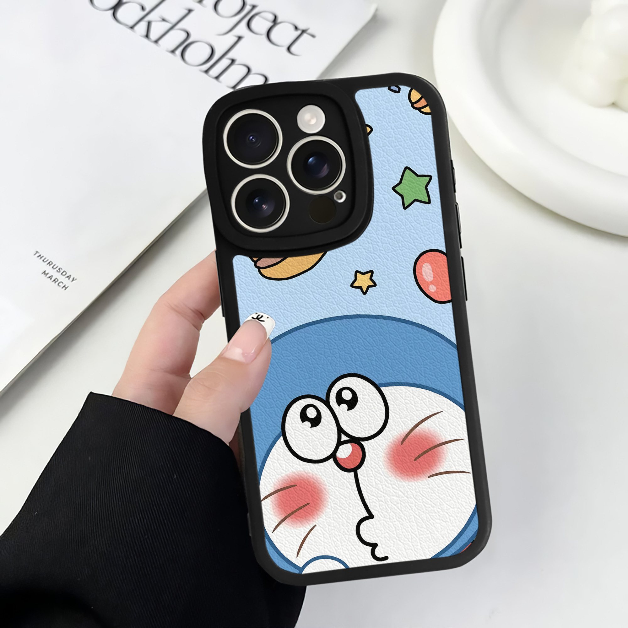 （画像用） ドラえもん Doraemon 【iPhone 16シリーズ対応】シリコンスマホケース（レザー調） 材質：シリコン